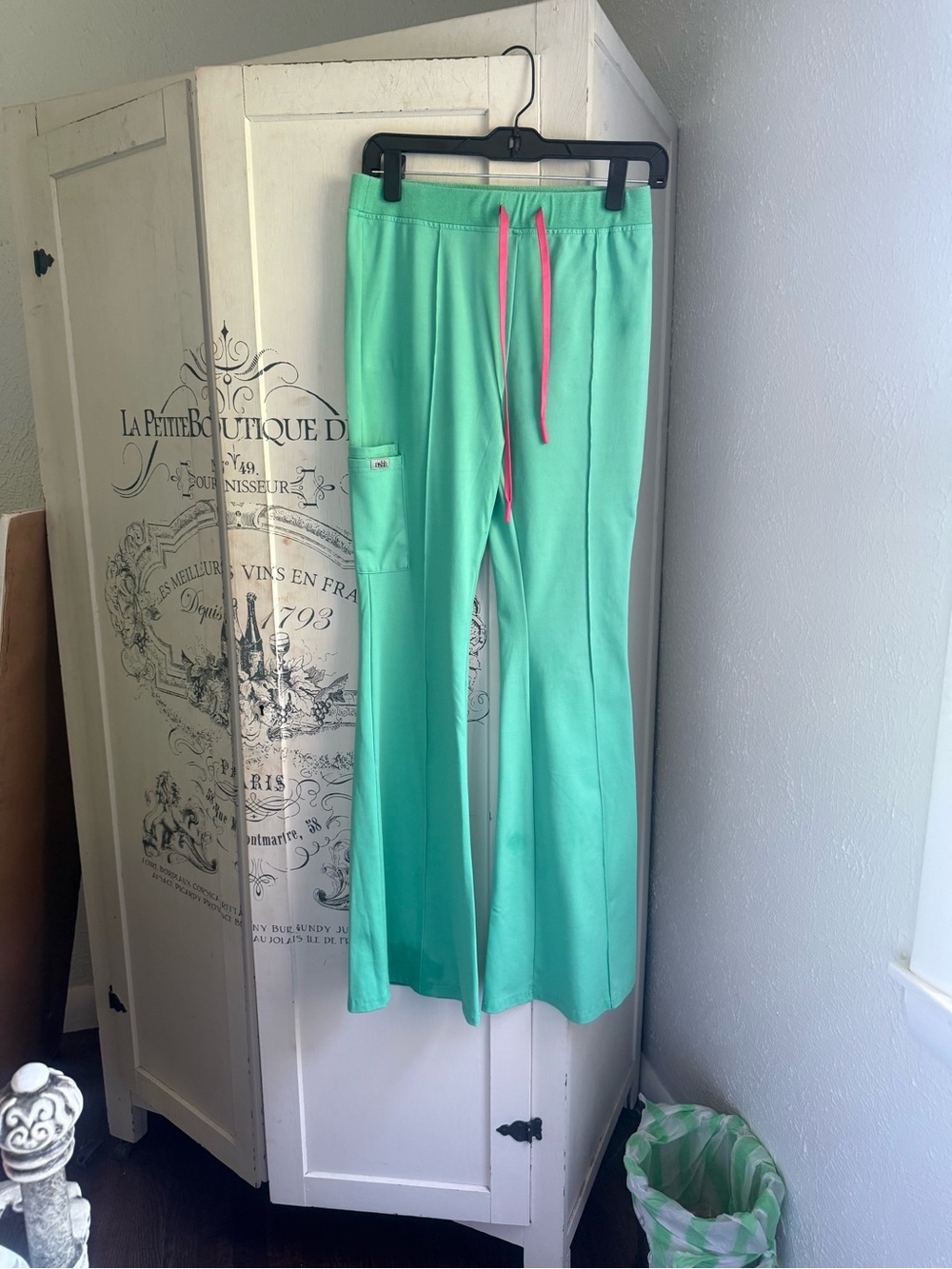 NWT/NWOT “Sold Out” Ashh Cargo Flare Scrub Set - Picture 7 of 16